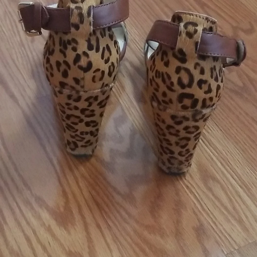 Kelsi Dagger leopard wedge‎ size 7